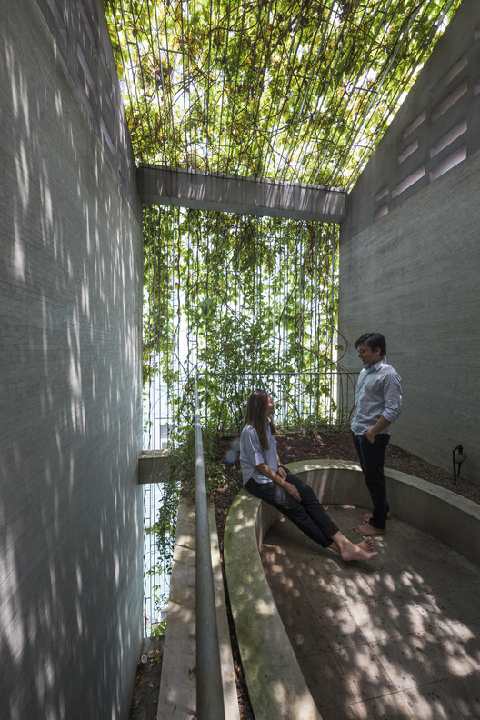 5. Breathing House VTN Architects 3.9 x 17.8 meterRumah introvert ini pasti. Sulur tanaman di bagian fasad dan atap, taman tersembunyi di balik teralis buat ngopi-ngopi.Selengkapnya: https://www.archdaily.com/911296/breathing-house-vtn-architects