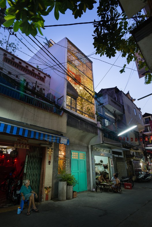 7. Saigon House a21 Studio 2.5 x 18 meterDari luar sih cuma pintu dan jendela aja, tapi bagian dalemnya dibikin ruangan bertingkat-tingkat dengan warna yang mencrang.Selengkapnya: https://www.archdaily.com/635091/saigon-house-a21studio
