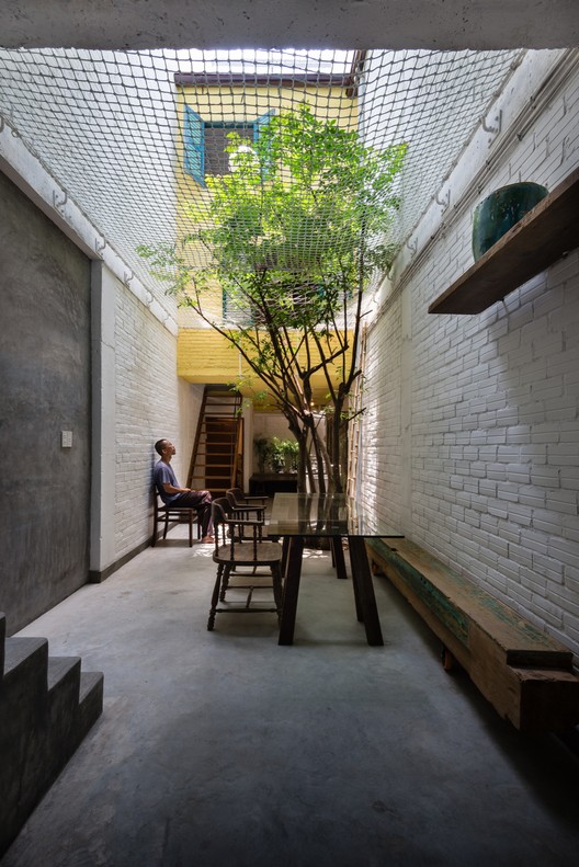 7. Saigon House a21 Studio 2.5 x 18 meterDari luar sih cuma pintu dan jendela aja, tapi bagian dalemnya dibikin ruangan bertingkat-tingkat dengan warna yang mencrang.Selengkapnya: https://www.archdaily.com/635091/saigon-house-a21studio