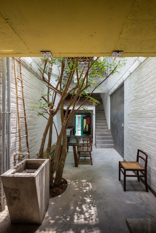 7. Saigon House a21 Studio 2.5 x 18 meterDari luar sih cuma pintu dan jendela aja, tapi bagian dalemnya dibikin ruangan bertingkat-tingkat dengan warna yang mencrang.Selengkapnya: https://www.archdaily.com/635091/saigon-house-a21studio