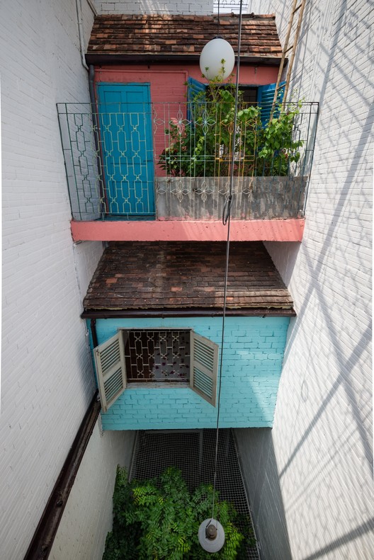 7. Saigon House a21 Studio 2.5 x 18 meterDari luar sih cuma pintu dan jendela aja, tapi bagian dalemnya dibikin ruangan bertingkat-tingkat dengan warna yang mencrang.Selengkapnya: https://www.archdaily.com/635091/saigon-house-a21studio