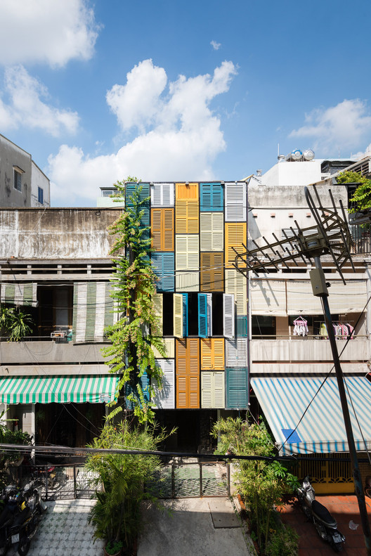 6. Vegan House Block Architects 3.5 x 17 meterRumah yang ditempelin pintu dan jendela berwarna-warni di bagian depan sampe ke atap-atap. Meskipun sempit, lahan rumah ini masih cukup buat bikin taman di bagian tengah.Selengkapnya: https://www.archdaily.com/641621/vegan-house-block-architects