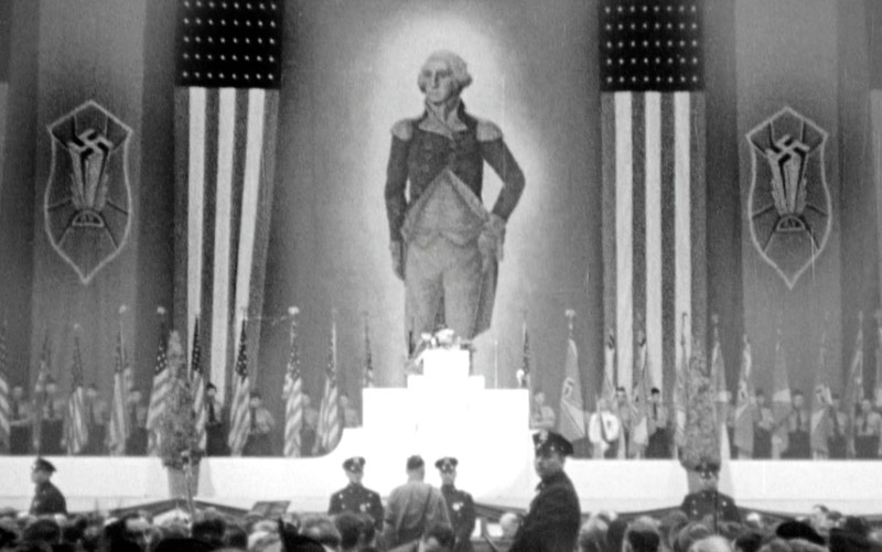 Today we have a demagogue who is clinging to the memory of George Washington to make himself more popular.So let's tell a story of when this happened before. In 1939 a group of American Nazis held a rally in New York City.This was their speech backdrop... (yikes thread)