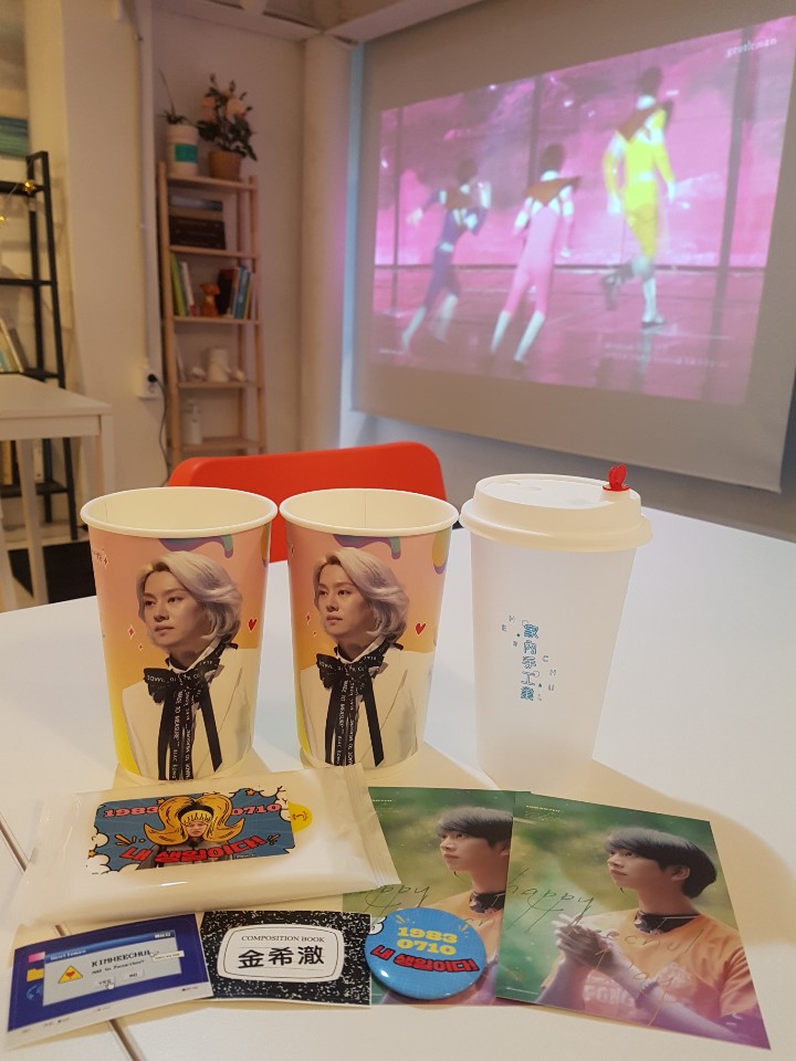 tissflower's tweet photo. 🌻 희데이 🌻

38번째 희님데이! 미리 생일축하합니다
오롯이 오빠를 위한 공간이었기에 꽃잎으로, 엘프로 즐길 수 있었던 시간💙
예쁜 컵홀더에 특전에 영상까지 보고있으니 제가 있는 곳이 천국인가요오오오😭😭 준비하시느라 고생많으셨고 덕분에 정말 행복했습니당

#멋쟁이신사 #HAPPYHEECHULDAY https://t.co/OFwGs5RKg4