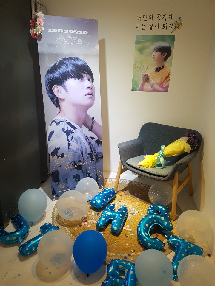 tissflower's tweet photo. 🌻 희데이 🌻

38번째 희님데이! 미리 생일축하합니다
오롯이 오빠를 위한 공간이었기에 꽃잎으로, 엘프로 즐길 수 있었던 시간💙
예쁜 컵홀더에 특전에 영상까지 보고있으니 제가 있는 곳이 천국인가요오오오😭😭 준비하시느라 고생많으셨고 덕분에 정말 행복했습니당

#멋쟁이신사 #HAPPYHEECHULDAY https://t.co/OFwGs5RKg4