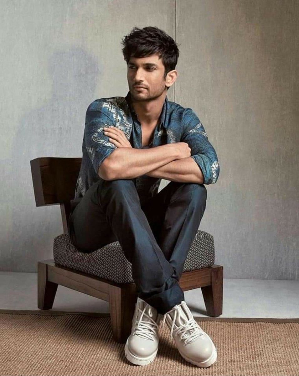 Optimistic_AP's tweet photo. Sushant singh Rajput height is 
5′ 10″ft. No stool found. What's the location of the fan? Is it placed above his bed or in the middle of the room? If it's above the bed, it's impossible to hang himself and if it's in the middle, where is the stool? 

#PMModiCBIForSSR https://t.co/Qi3lRPQ4tT