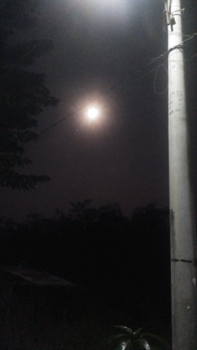tanteajaa's tweet photo. Penampakan fullmoon di atas langit Rumah tante yaa seneng bgt 
❤❤ https://t.co/cQ2jOI7IU5