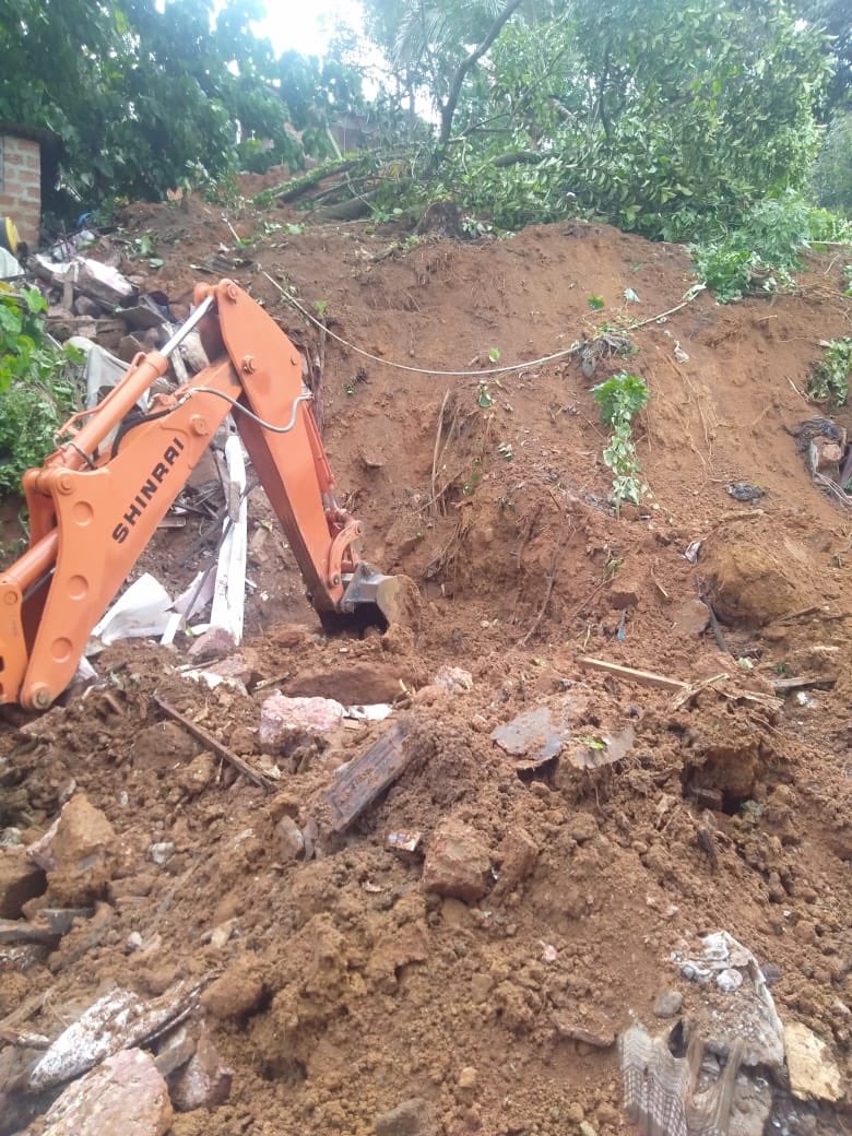 satyaprad1's tweet photo. ➡️#Landlslide reported from vill GurupuraKahikhamba, Mangaluru,Karnataka.
➡️3 houses badly damaged
➡️2 missing teenagers found buried & recovered
➡️Sadly both didn’t survive.
➡️No more missing.Ops closed
@NDRFHQ @PIBHomeAffairs @ANI @HMOIndia @BhallaAjay26 @PIBBengaluru https://t.co/wDKo0ndPwX