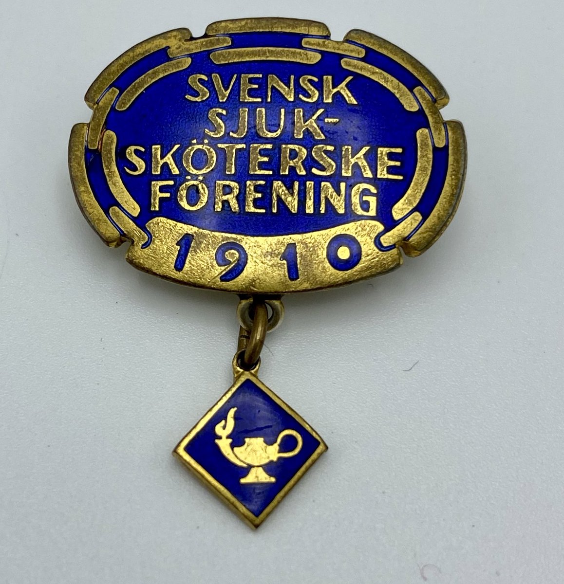 Svensk Sjuksköterskeförening <a href="/Swenurse_Kansli/">swenurse</a> #Brosch från 1948 fick Sjuksköterskor som gjenomgått en av SSF fortsättningskurser ha en kläpp med oljelampasymbolen på sin medlemsbrosch. Detta försvan i 1964. #sjuksköterska #Omvårdnad