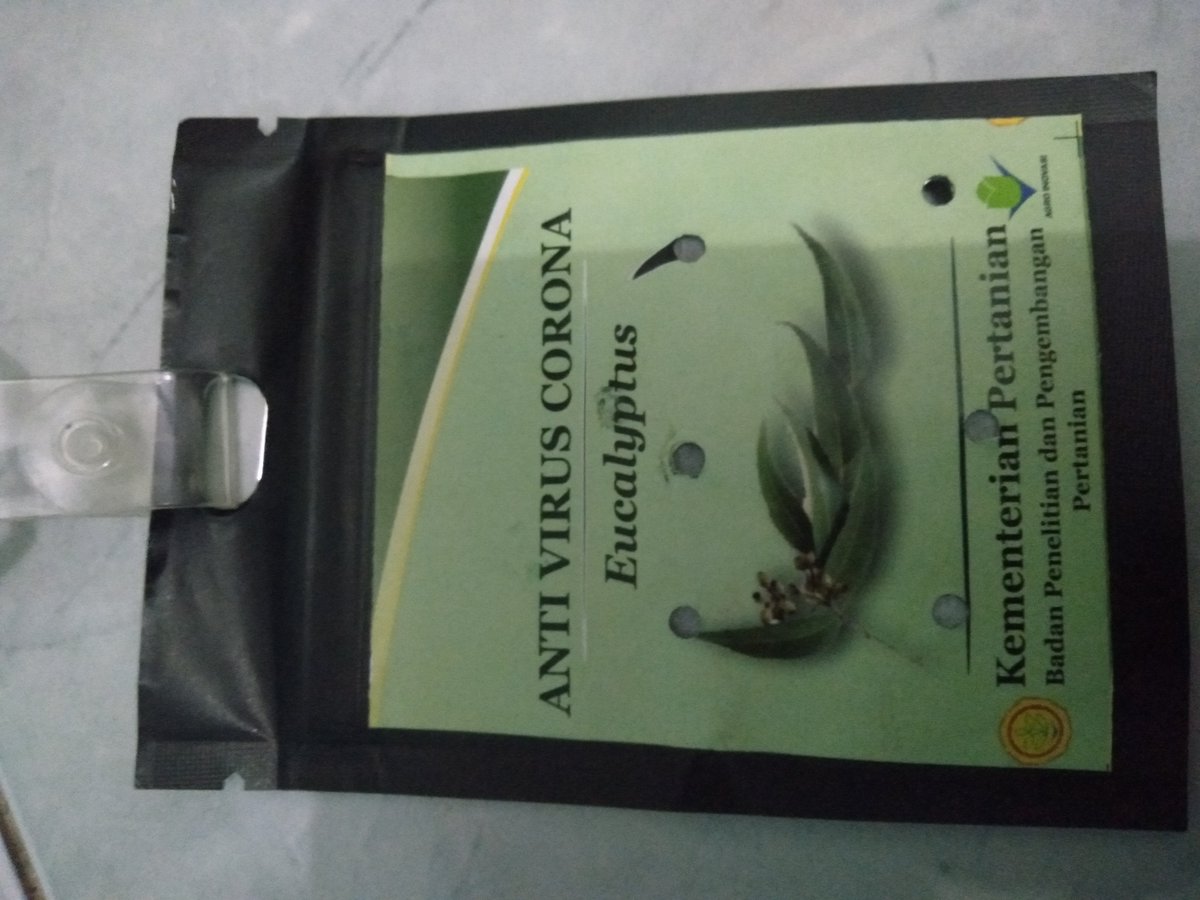 irman1510's tweet photo. @kompascom klo gw sih udh dpt barangnya dpt dikasih sampel,, ada bolongannya kek koyo gitu trs ngeluarin aroma yg seger bgt.. so JANGAN mikir ini kalung jimat dipake digantung doang ya. tempelin sering² ke idung biar ga runyem mulu mikirnya 😅 https://t.co/V8aS5jBNJC