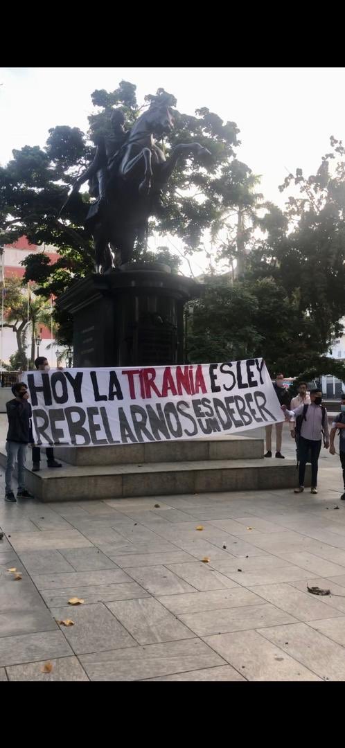 osmarycnn's tweet photo. En varias zonas de Caracas y del Estado Miranda fueron exhibidas pancartas este 05 de julio con mensajes como “Independencia es elecciones libres” y “cuando la tiranía es ley rebelarse es un derecho”. Una protesta con motivo del 05 de Julio. https://t.co/9rBy5ZenUM