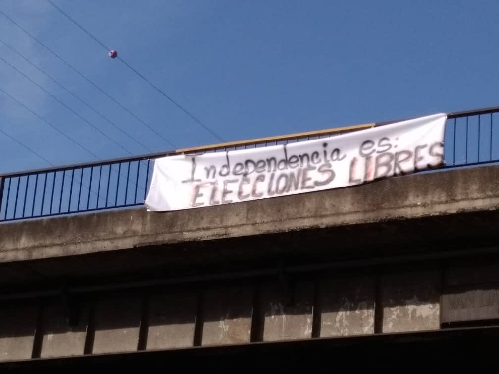 osmarycnn's tweet photo. En varias zonas de Caracas y del Estado Miranda fueron exhibidas pancartas este 05 de julio con mensajes como “Independencia es elecciones libres” y “cuando la tiranía es ley rebelarse es un derecho”. Una protesta con motivo del 05 de Julio. https://t.co/9rBy5ZenUM
