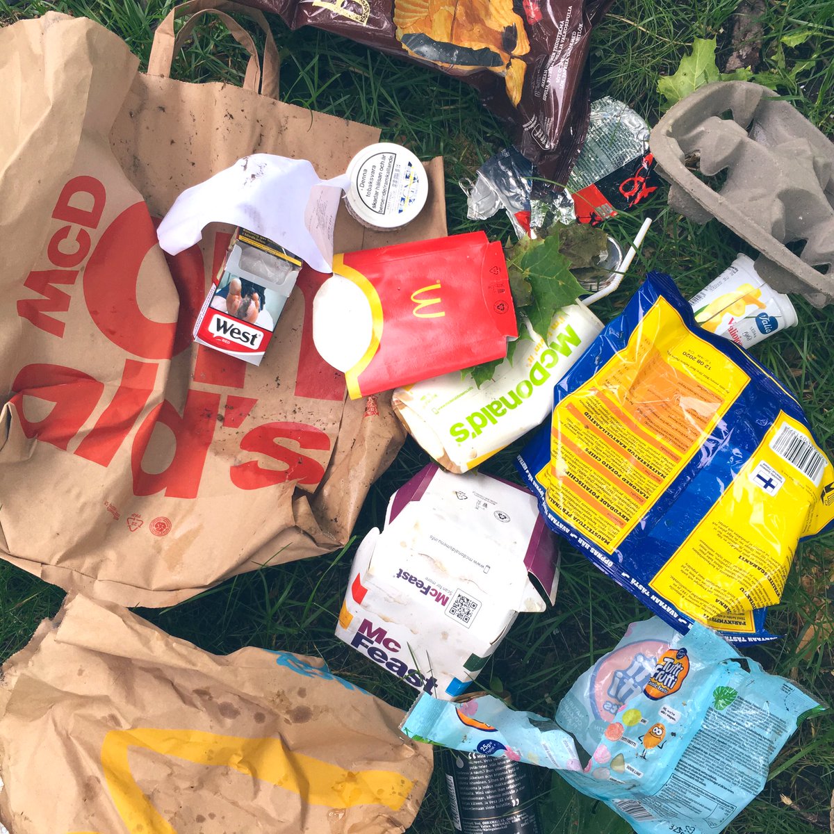 kaisupaulanto's tweet photo. Päivän mäkkäriroska-annokset. Tehotuotettu liha haisee. #mcfeast #imlovingit #mctrash #plogging https://t.co/gmfsFsSZku