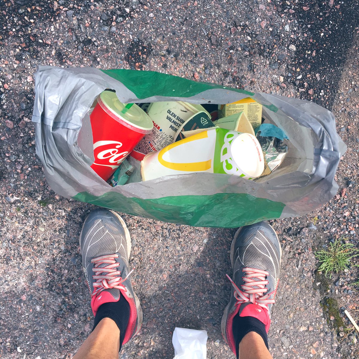kaisupaulanto's tweet photo. Päivän mäkkäriroska-annokset. Tehotuotettu liha haisee. #mcfeast #imlovingit #mctrash #plogging https://t.co/gmfsFsSZku