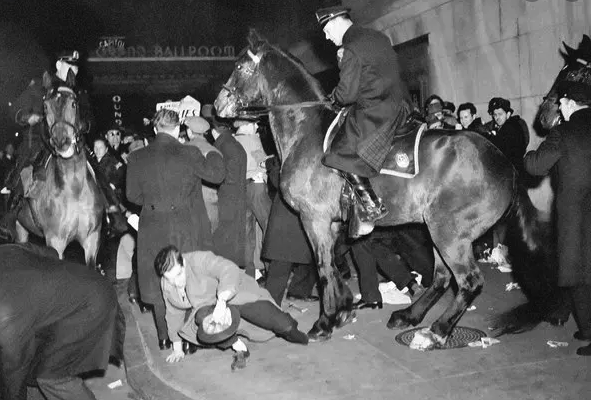 There were an estimated 100,000 anti-Nazi protestors outside during the rally. Five times the rally attendance!The protestor's slogan? "Be American, Stay Home."A small army of police protected the Nazis inside  @TheGarden, and trampled some counter-protestors with horses.