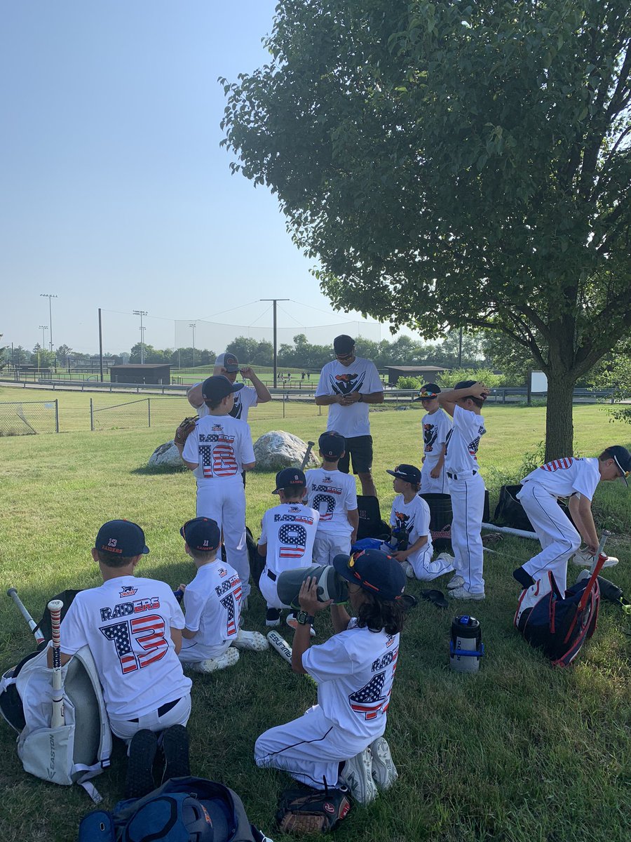 10UHBC's tweet photo. Pep talk for bracket play. Big bros putting in work in the background. #ChampionshipSunday @11u2019 https://t.co/xy4HuNv7GN
