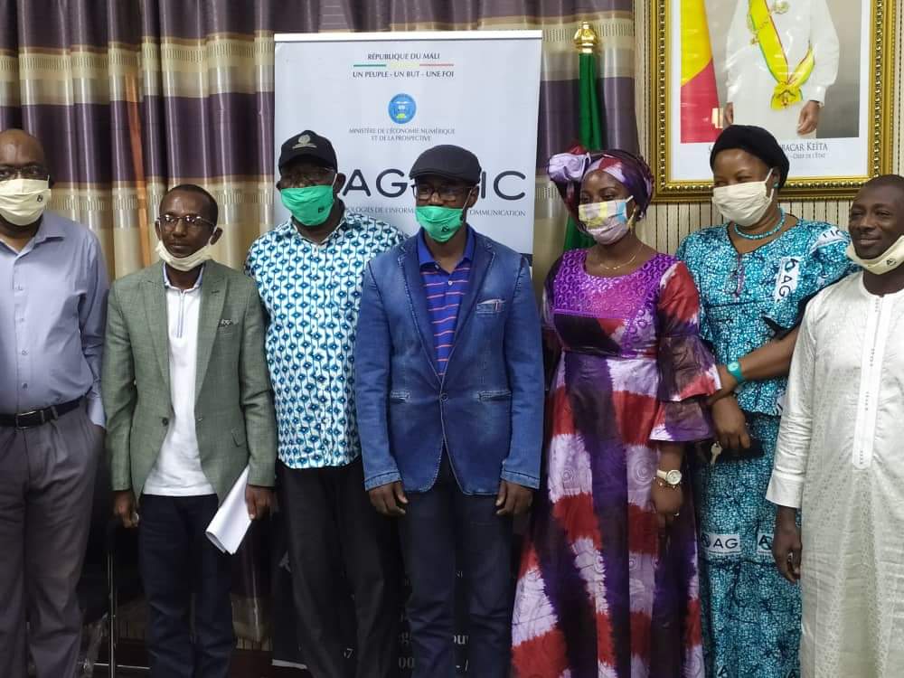 De l’AGETIC au Service de Certification et de Signature électronique: la Nouvelle Directrice Madame Fanta Coumba Karembe rencontrait ses anciens collègues pour annoncer officiellement son départ tout en maintenant les liens de collaboration dans ses nouvelles missions. #SCSE