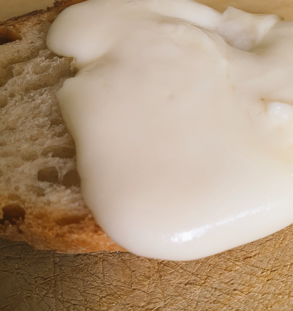 ArzuaUlloaDOP's tweet photo. [GAL] Hoxe era o día no que se ía celebrar a XXIX Festa do Pan de Cea. Non houbo, por mor da COVID-19.
Imaxes de #torradas de #PanDeCea con #queixo da DOP #ArzúaUlloa, e tamén con #roxóns!

#Pan #Roxós #Rexóns #Rixóns
#DOPeIXP #Galicia #Queijo #Gazta #Formatge @crixppandecea https://t.co/wOe8KNOHGu