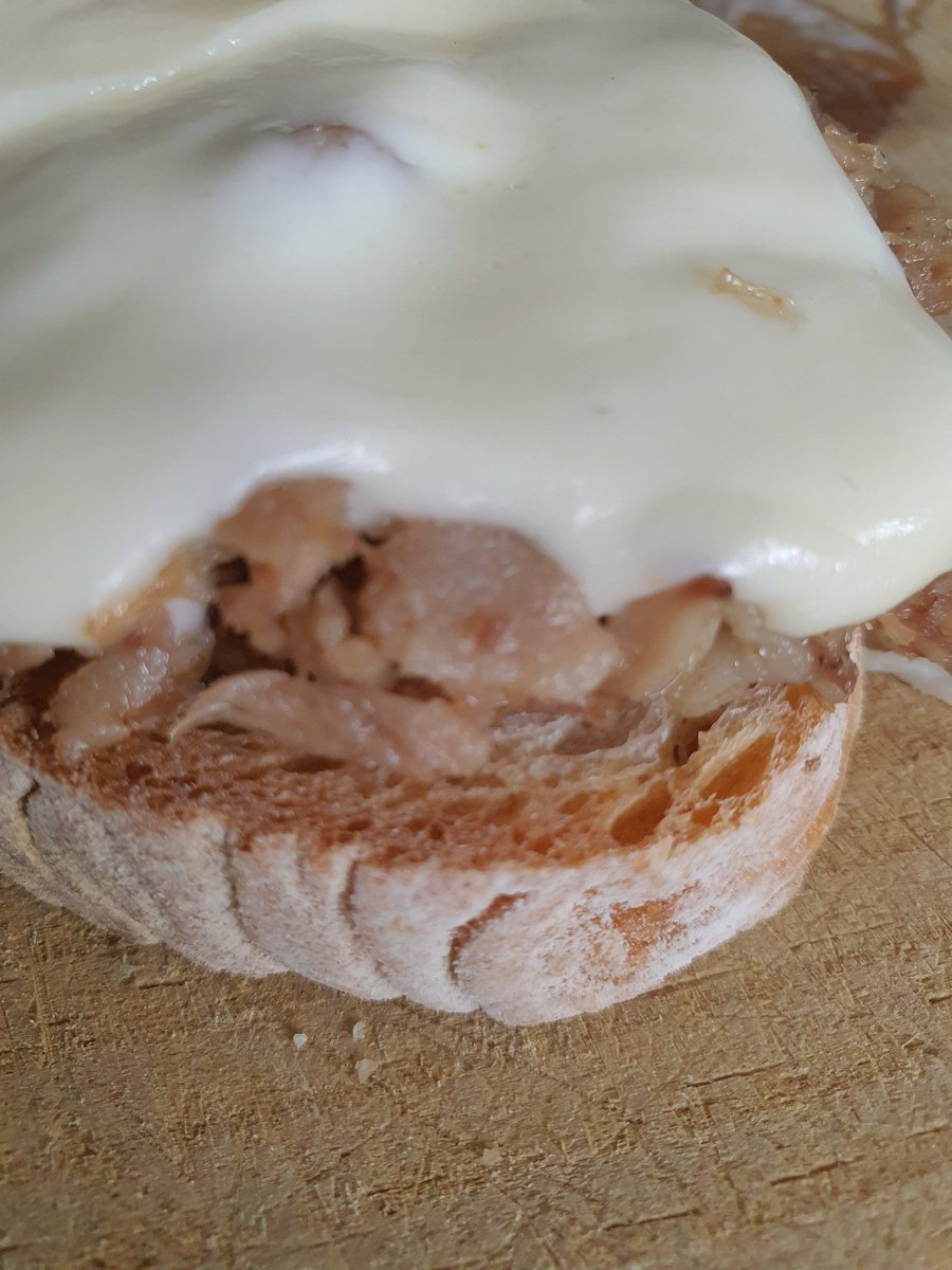 ArzuaUlloaDOP's tweet photo. [GAL] Hoxe era o día no que se ía celebrar a XXIX Festa do Pan de Cea. Non houbo, por mor da COVID-19.
Imaxes de #torradas de #PanDeCea con #queixo da DOP #ArzúaUlloa, e tamén con #roxóns!

#Pan #Roxós #Rexóns #Rixóns
#DOPeIXP #Galicia #Queijo #Gazta #Formatge @crixppandecea https://t.co/wOe8KNOHGu