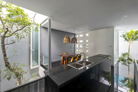 9. Natural Breeze House MW Archstudio 3.8 x 15 meter (perkiraan)Fasad lubang kotak putih dengan tanaman kelapa-kelapaan di atap dan area terbuka.Selengkapnya: https://www.archdaily.com/910765/natural-breeze-and-lighting-symphony-mw-archstudio