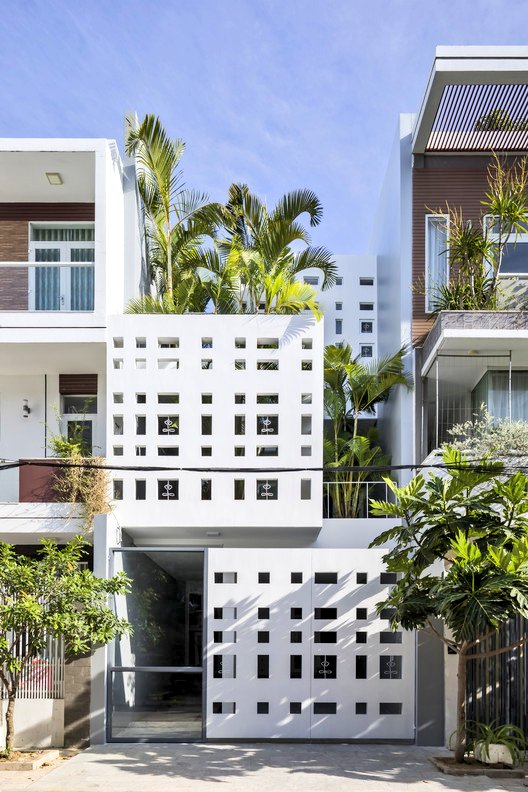 9. Natural Breeze House MW Archstudio 3.8 x 15 meter (perkiraan)Fasad lubang kotak putih dengan tanaman kelapa-kelapaan di atap dan area terbuka.Selengkapnya: https://www.archdaily.com/910765/natural-breeze-and-lighting-symphony-mw-archstudio