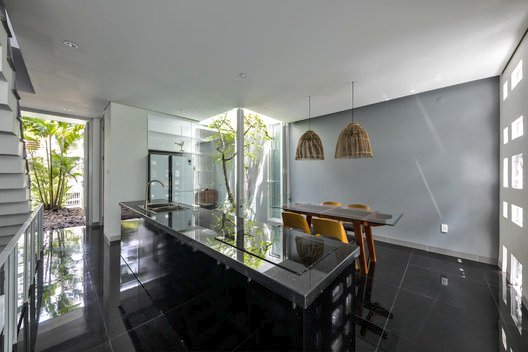 9. Natural Breeze House MW Archstudio 3.8 x 15 meter (perkiraan)Fasad lubang kotak putih dengan tanaman kelapa-kelapaan di atap dan area terbuka.Selengkapnya: https://www.archdaily.com/910765/natural-breeze-and-lighting-symphony-mw-archstudio