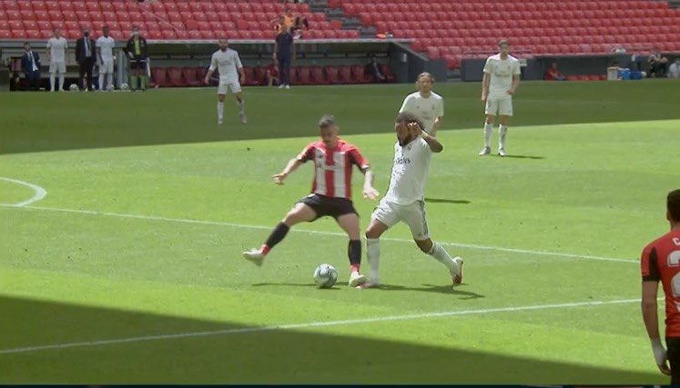 javibalboa85's tweet photo. Dos imagenes, dos pisotones claros, pero criterios diferentes... 
😳😳😳
Por mucho que me expliquen lo del VAR, no lo entiendo.. y vosotros?? 
#AthleticRealMadrid https://t.co/s9GkhRTEFP