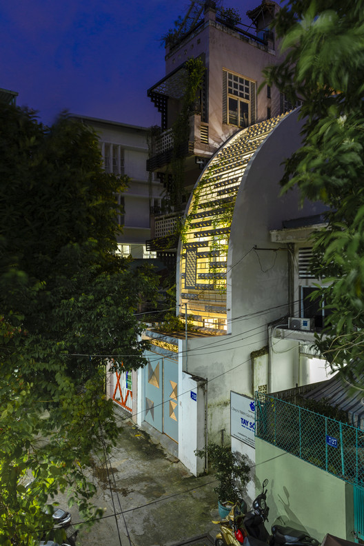 10. VY Anh House Khuon Studio 2.5 x 12 meter (perkiraan)Sisi depan ditutup kisi-kisi lengkung hingga ke bagian atap. Kisi-kisi ini juga menjadi tempat buat tanaman rambat yang masuk hingga ke bagian core tangga.Selengkapnya: https://www.archdaily.com/937847/vy-anh-house-khuon-studio