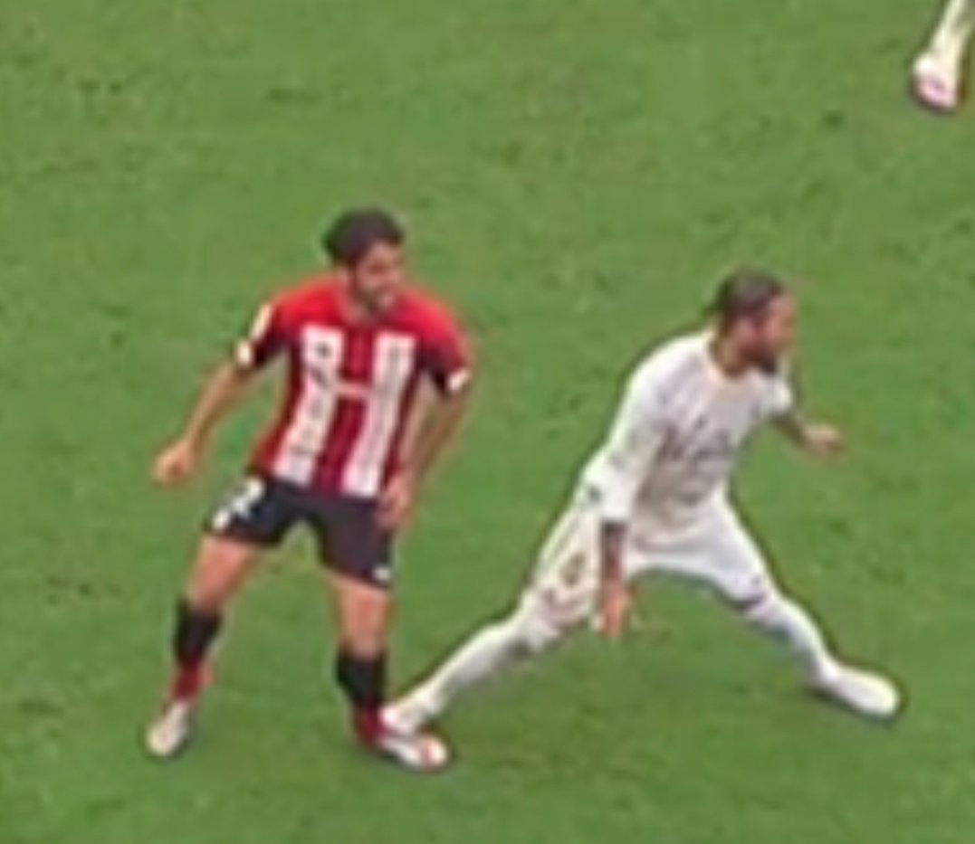 AdriNik0ficial's tweet photo. Pisar el pie es penalti, pisar el tobillo no.
En fin nuevas normas de florentino. https://t.co/0Fh989WA8K