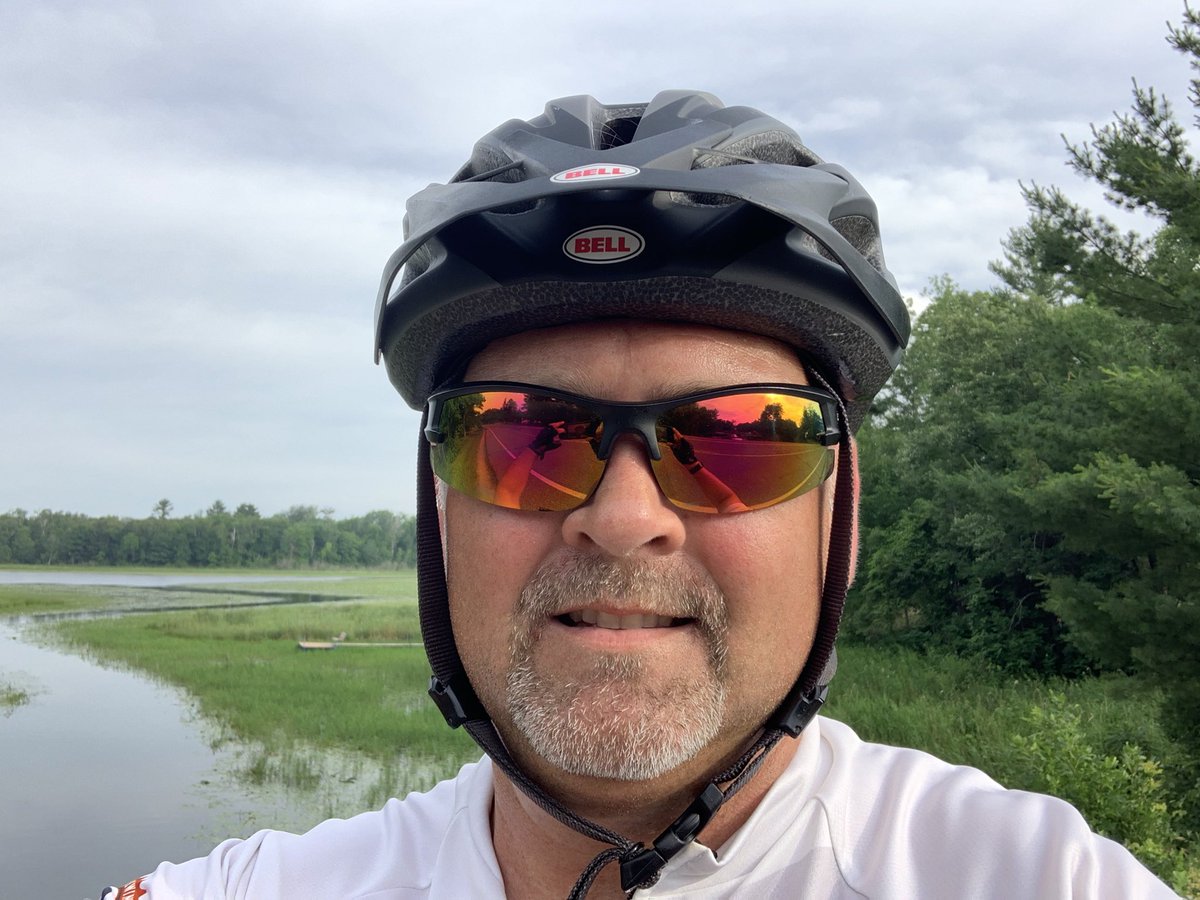 It’s a great start to Sunday FunDay! 💪🏻 #lakelife #ridenupnorth 🚴🏻🌲