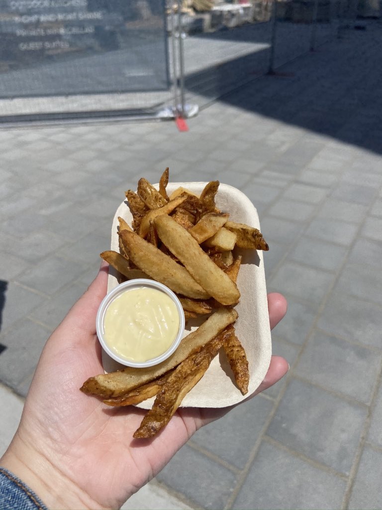 KASocialMedia's tweet photo. Did you know that @MurphysHalifax has re-opened? It’s the perfect spot to enjoy a great meal and experience one of the greatest views of the harbour @ILOVELOCALHFX @developns #ReOpenCity https://t.co/V2WvWjAdMd