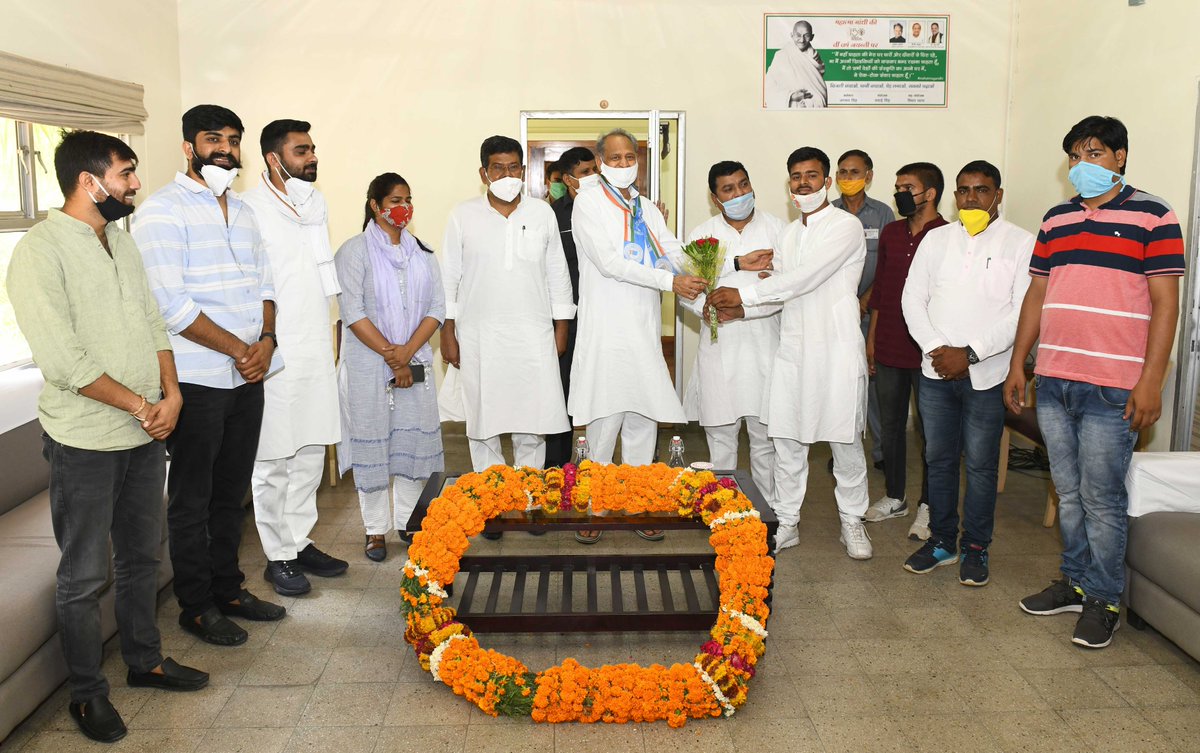 ashokgehlot51's tweet photo. विभिन्न विश्वविद्यालयों के छात्र प्रतिनिधियों ने निवास पर मुलाकात कर कोरोना महामारी के चलते इस वर्ष प्रदेश की सभी शिक्षण संस्थाओं में स्नातक और स्नातकोत्तर परीक्षाओं को स्थगित करने के फैसले पर आभार व्यक्त किया। इस दौरान उच्च शिक्षा राज्यमंत्री श्री भंवरसिंह भाटी भी उपस्थित थे। https://t.co/YL12PRRbus