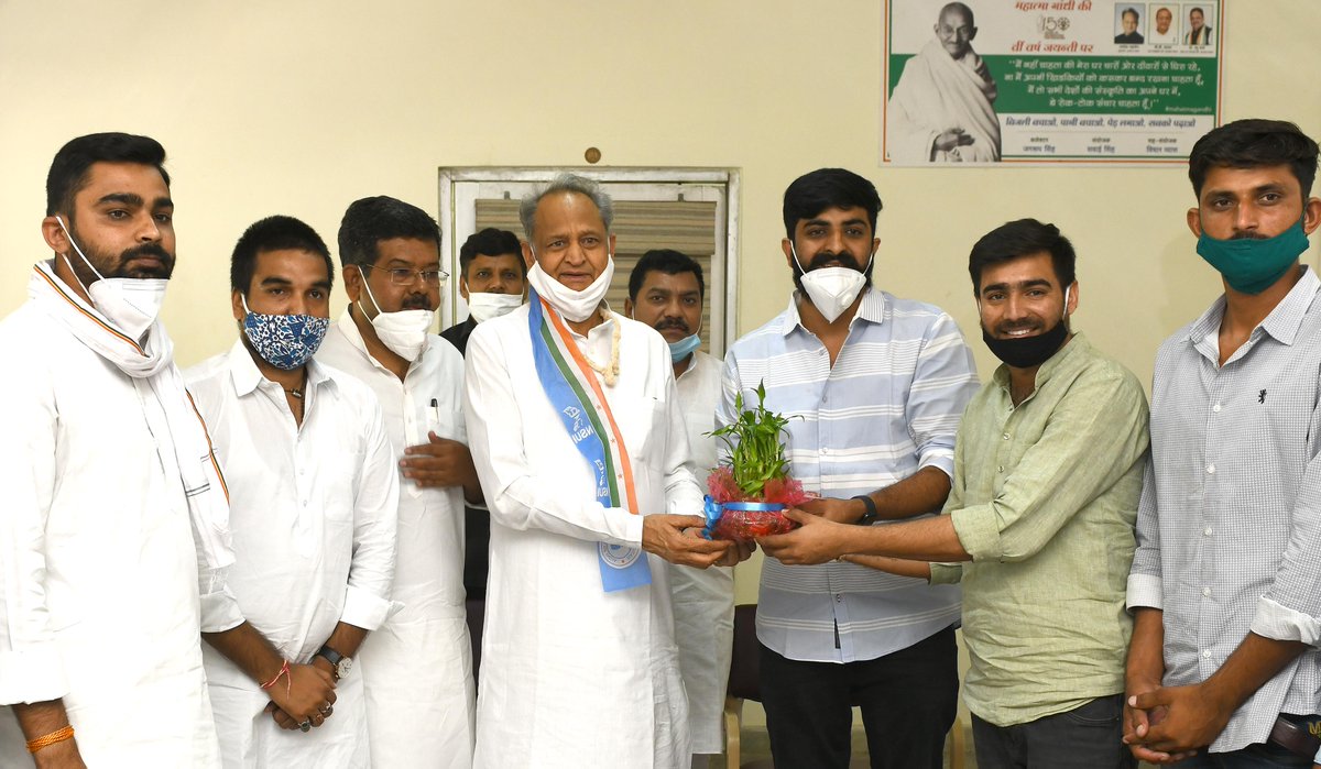 ashokgehlot51's tweet photo. विभिन्न विश्वविद्यालयों के छात्र प्रतिनिधियों ने निवास पर मुलाकात कर कोरोना महामारी के चलते इस वर्ष प्रदेश की सभी शिक्षण संस्थाओं में स्नातक और स्नातकोत्तर परीक्षाओं को स्थगित करने के फैसले पर आभार व्यक्त किया। इस दौरान उच्च शिक्षा राज्यमंत्री श्री भंवरसिंह भाटी भी उपस्थित थे। https://t.co/YL12PRRbus