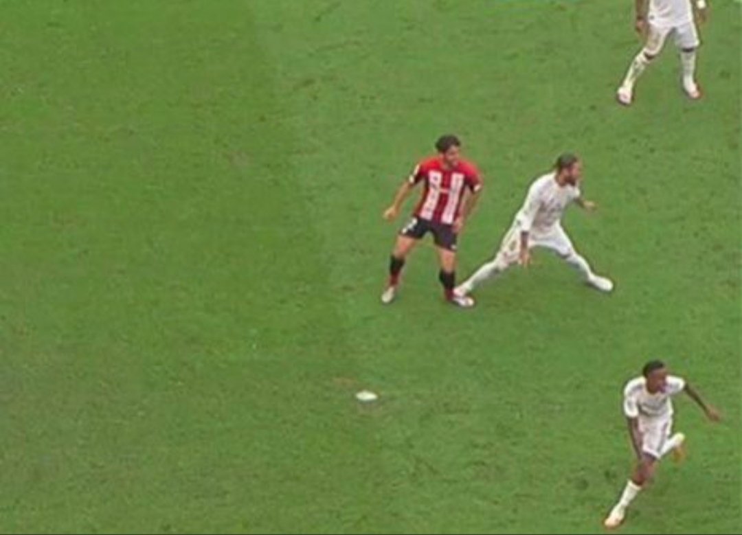 gorkajc85's tweet photo. @LaLiga @Tebasjavier me podéis explicar la diferencia de pitar un penalty  a no pitarlo? Quitando que uno se lo hacen y el otro lo hace el @realmadrid no veo diferencia alguna. @Cruziano_ qué opinas?@AthleticClub https://t.co/P8W7hBGuSh