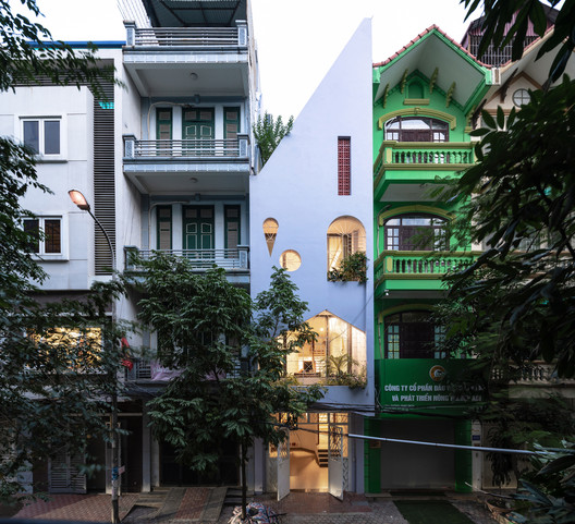 11. Dai Kim House Aline Architects 4 x 14 meterFasad memiliki bentuk segitiga runcing, nyentrik bila dibanding dengan tetangganya. Untuk mengakali lahan yang sempit, rumah ini punya banyak perbedaan ketinggian.Selengkapnya: https://www.archdaily.com/907278/dai-kim-house-aline-architect
