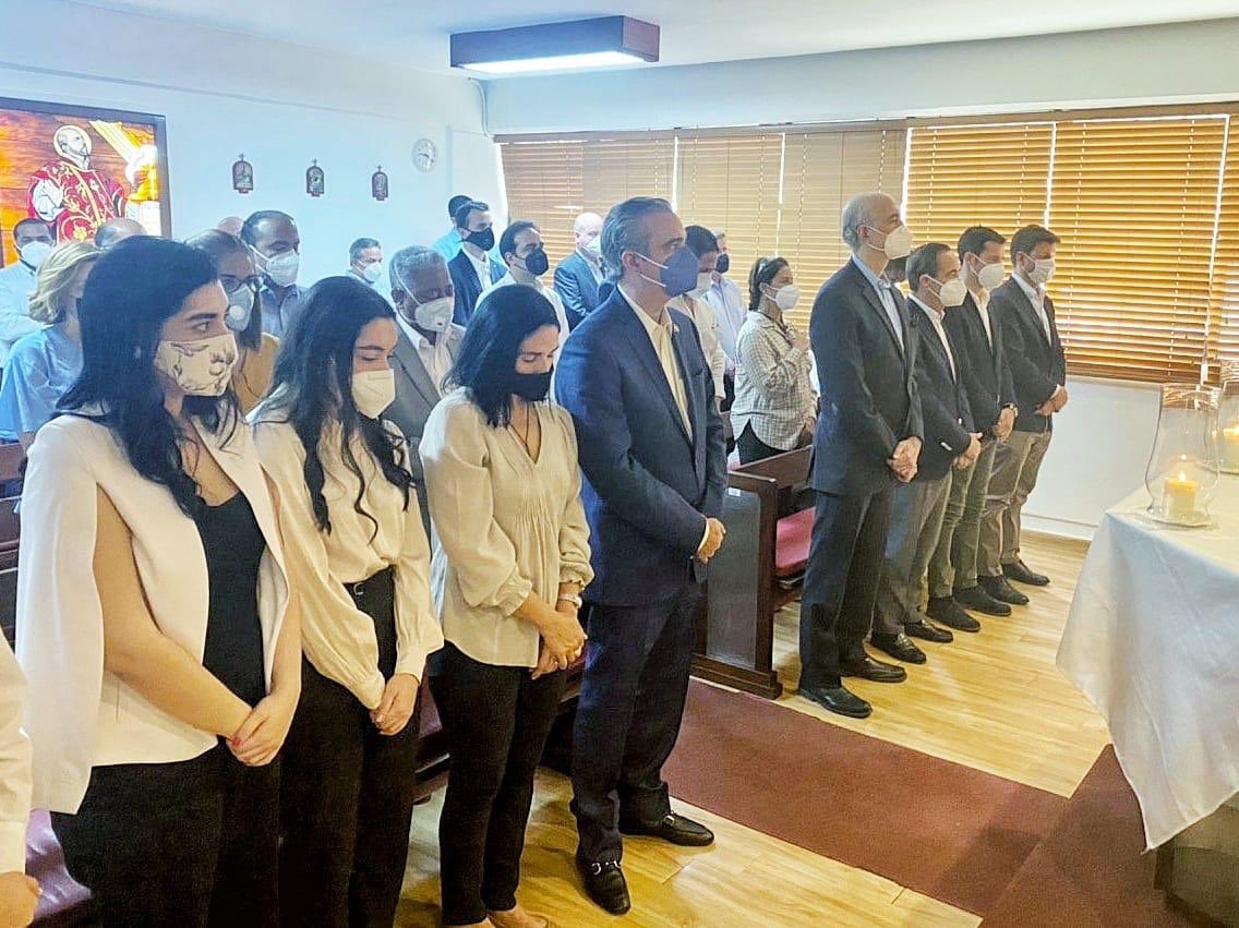 luisabinader's tweet photo. Acompañado de mi familia, como en todas las cosas que hacemos, ponemos este día histórico en manos de Dios. ¡Que Dios bendiga al pueblo dominicano!  Juan 8:32 “y conoceréis la verdad, y la verdad os hará libres”. https://t.co/ZjpmBdkE4B