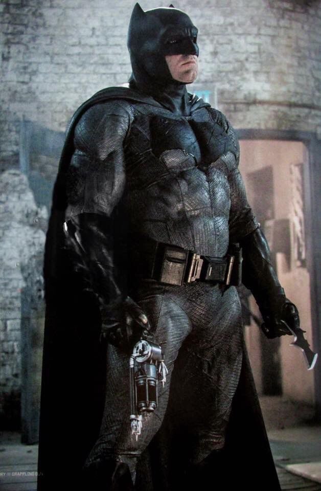 dcc_brasil's tweet photo. Batsuit do Batman do Ben Affleck https://t.co/Y9D5BJzEPU