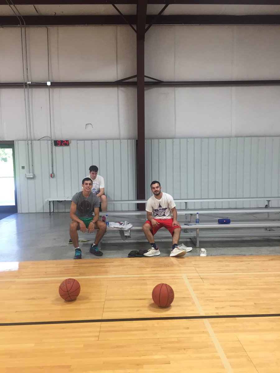 coachtsizemore's tweet photo. Last Breakfast Club workout for ⁦@adamsizemore_⁩ this morning, as He goes back to ⁦@WeAreSouth_MBB⁩.We started with 5 a couple months ago, ⁦@kkcurry1⁩ left for school, now Adam. Not in the pic is ⁦@reed_sheppard⁩ who is on  vaca. #only3left #tfatp #work https://t.co/TQXkoccxW3