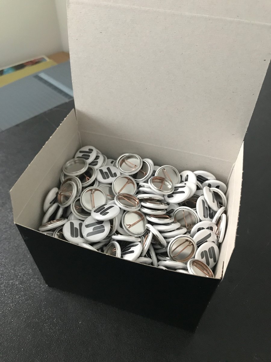 npbuttons's tweet image. Thats a whole lot of 1" pins! 500 to be exact. 

Start Your Custom Order on npbuttons.com here today: nickpassey.com/product/1-pinb…

#npbuttons  #pinback #pins #pin #badge #badges #buttonclub #button #pinbackbuttons #fridgemagnet #magnets #design #magnet #nickpasseybuttons