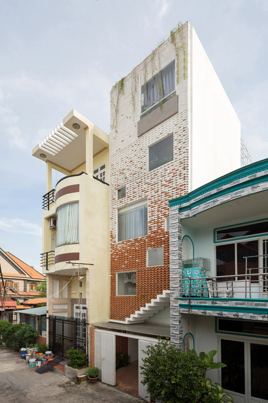 13. Boundary House AD+ Studio 4 x 8 meterSesempit 32 meter persegi tapi bisa diini-ituin. Dapet taman di rooftop pula.Selengkapnya: https://www.archdaily.com/932266/boundary-house-ad-plus-studio