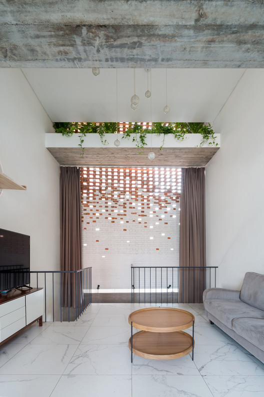 13. Boundary House AD+ Studio 4 x 8 meterSesempit 32 meter persegi tapi bisa diini-ituin. Dapet taman di rooftop pula.Selengkapnya: https://www.archdaily.com/932266/boundary-house-ad-plus-studio