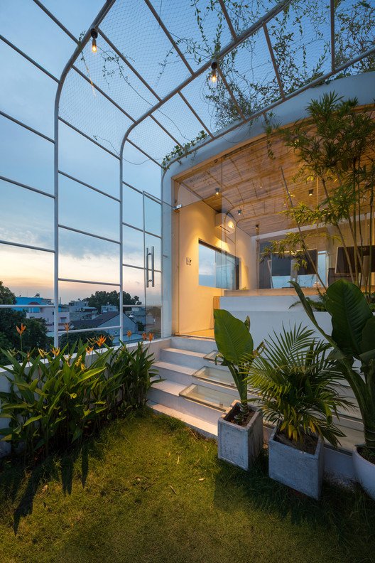 13. Boundary House AD+ Studio 4 x 8 meterSesempit 32 meter persegi tapi bisa diini-ituin. Dapet taman di rooftop pula.Selengkapnya: https://www.archdaily.com/932266/boundary-house-ad-plus-studio