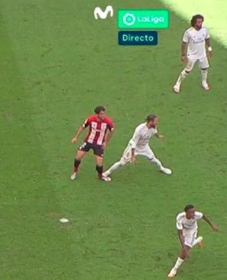 Alfremartinezz's tweet photo. Dos jugadas en el área . Se pitó un penalty. Seguro que no lo adivináis https://t.co/Z5KnXQTrmv