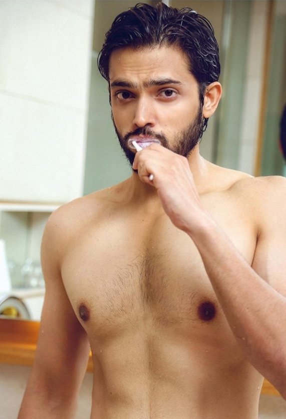 GuysBollywood's tweet photo. Our cute hot and sexy parth samthaan ❣🤤😊😍 https://t.co/u6tls8cYjM