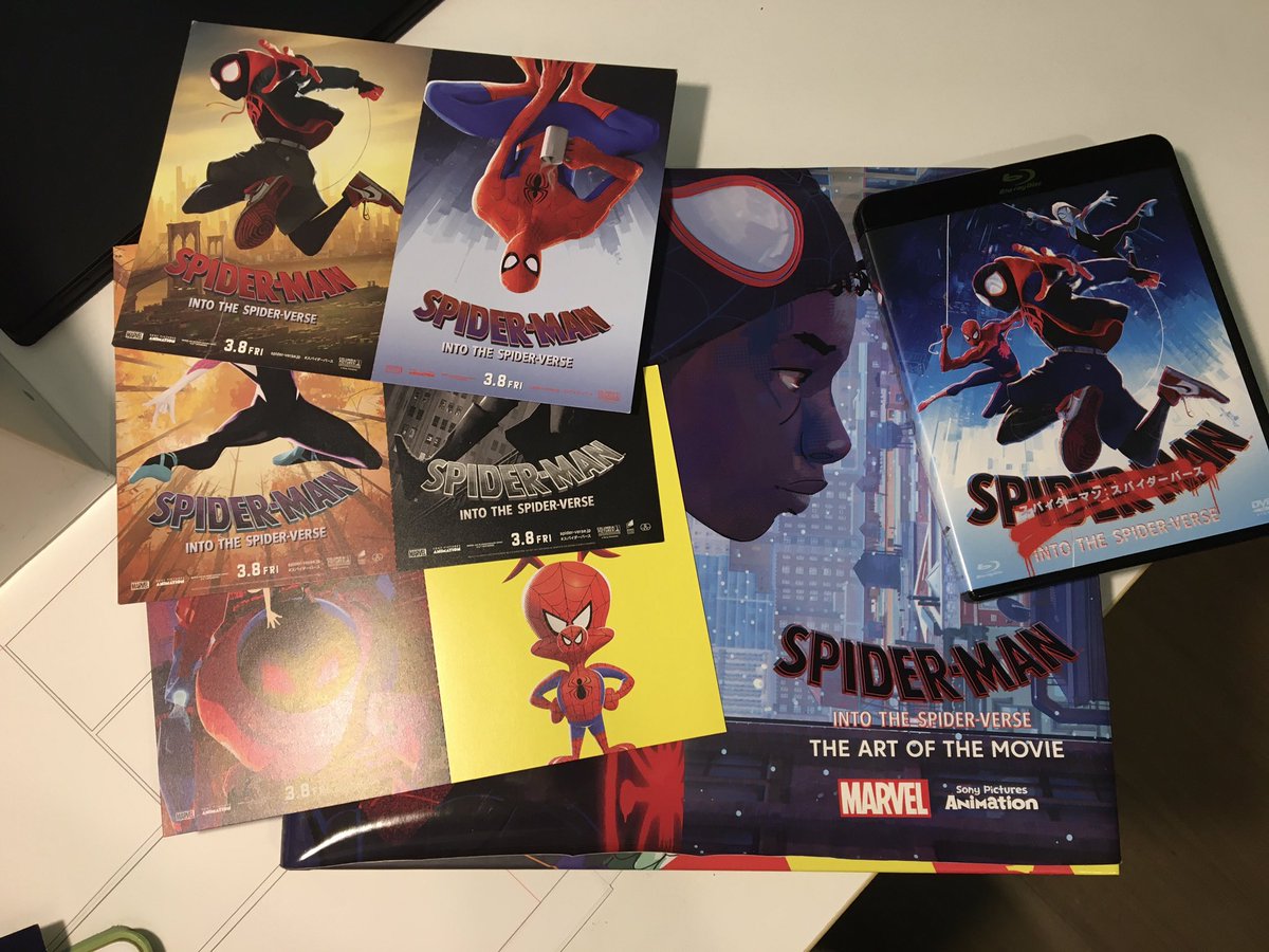 ドグル おもしろすぎて映画館で字幕 吹き替え観て Blu Ray買いました それと 去年の誕生日にアートブック買ってもらいました