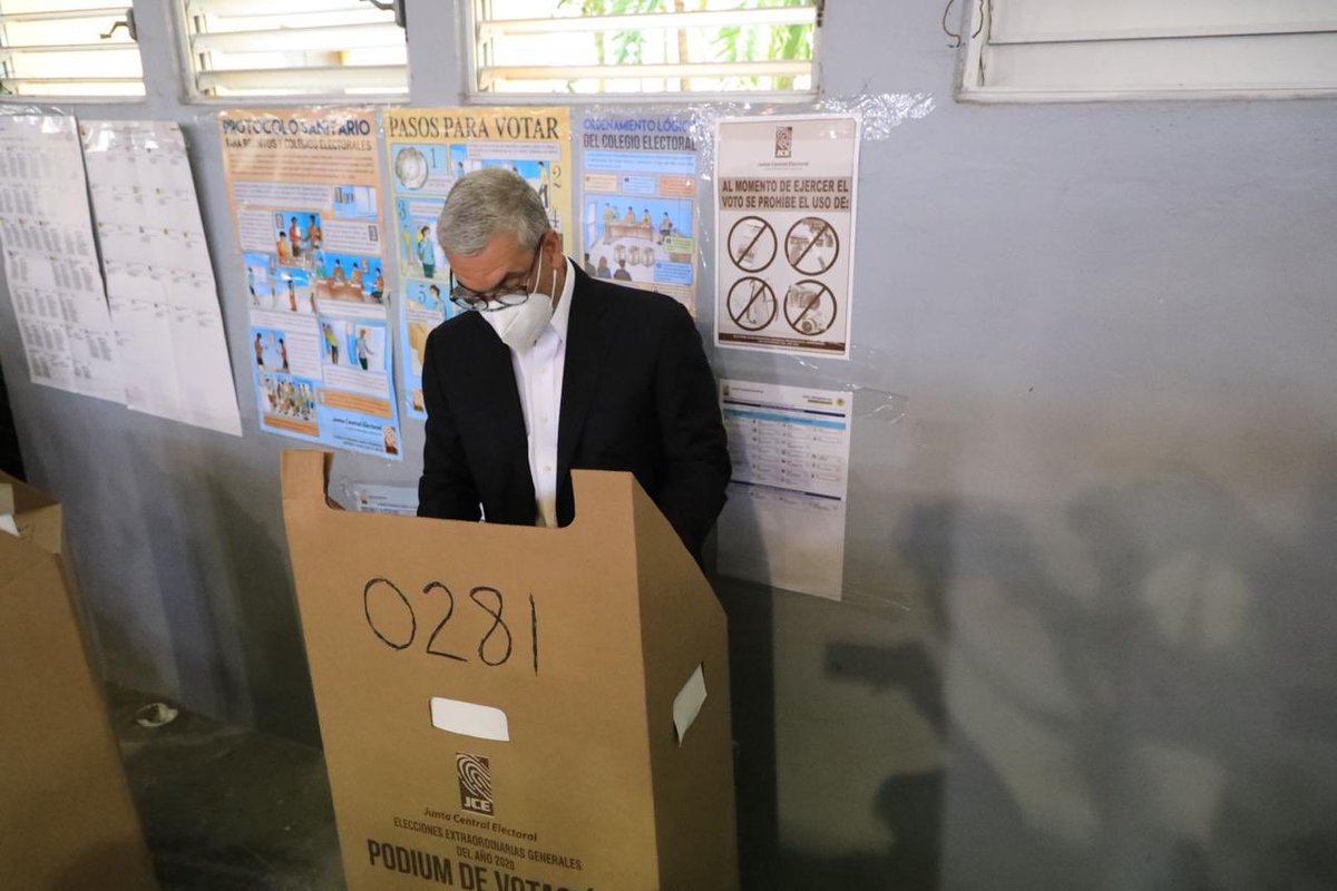 MiguelMedinatv's tweet photo. Gonzalo Castillo ejerció su derecho al voto en el colegio Quisqueya, donde pidió a la población que acuda a votar en paz, orden, debidamente protegida, y sobre todo, que “lo haga por quien su corazón le diga, por el candidato que sienta que es el mejor”. @Gonzalo2020RD https://t.co/zfpiXBDUEi