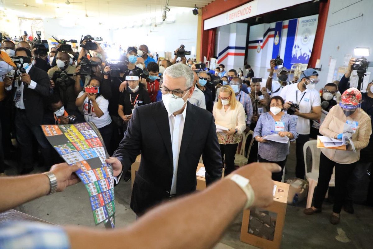 MiguelMedinatv's tweet photo. Gonzalo Castillo ejerció su derecho al voto en el colegio Quisqueya, donde pidió a la población que acuda a votar en paz, orden, debidamente protegida, y sobre todo, que “lo haga por quien su corazón le diga, por el candidato que sienta que es el mejor”. @Gonzalo2020RD https://t.co/zfpiXBDUEi