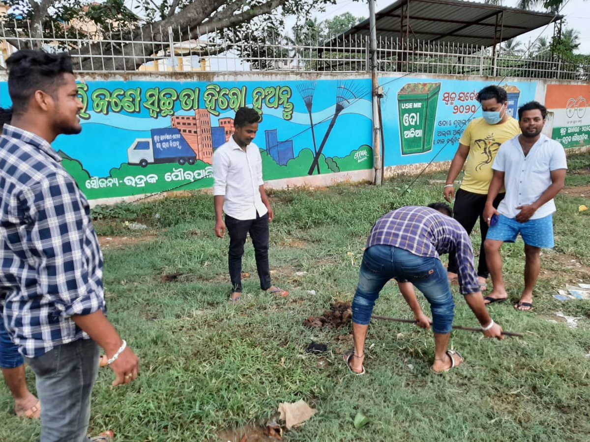 BhadrakService's tweet photo. ଗଛ ଆମର ବନ୍ଧୁ ଆଜିBSS ପରିବାର ତରଫରୁ ଭଦ୍ରକ ଜିଲ୍ଲାର ଜିଲ୍ଲା ପାଳ ଙ୍କ ଅଫିସ ନିକଟରେ ନୂତନ ଚାରା ରୋପଣ କରାଯାଇଅଛି/ ସମସ୍ତ ଙ୍କୁ ଅନୁରୋଧ ଗଛ ଟିଏ ଲଗାନ୍ତୁ  ସମାଜରେ  ଖୁସି ଅଣାନ୍ତୁ ଜୟ ହୋ BSS @gyana_r_das @DM_Bhadrak @SpBhadrak @skilledinodisha @CMO_Odisha https://t.co/OxUJp7q6Ll