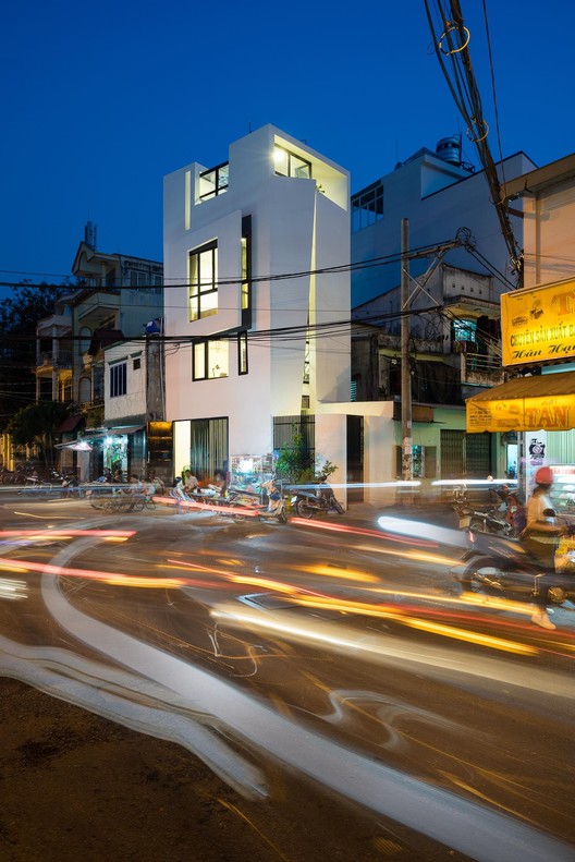 14. The Torn Paper House NatureArch Studio 5 x 5.5 meterRumah hook di pojok jalan yang dibuat meninggi dengan banyak bukaan. Cocok buat pasangan dengan satu kocheng.Selengkapnya: https://www.archdaily.com/867770/the-torn-paper-house-naturearch-studio