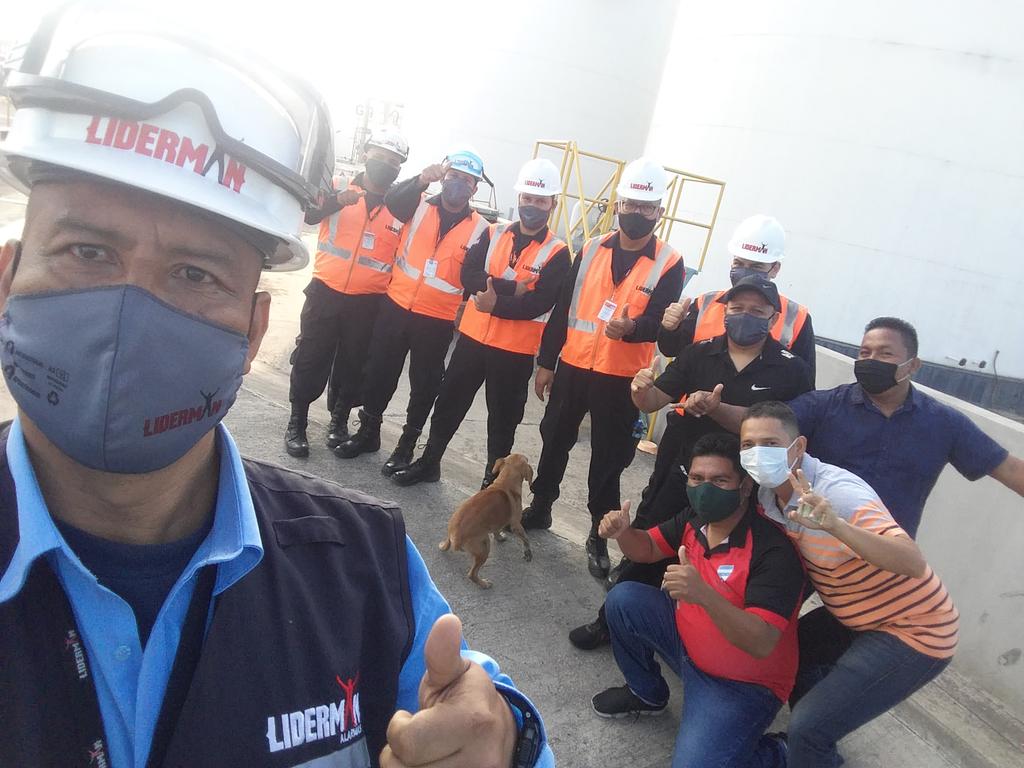 Vera74Carlos's tweet photo. Compartiendo a mis compañeos charla de concientización de trabajo para mejora continua en nuestros  labores diarios https://t.co/92vvxJm5jW